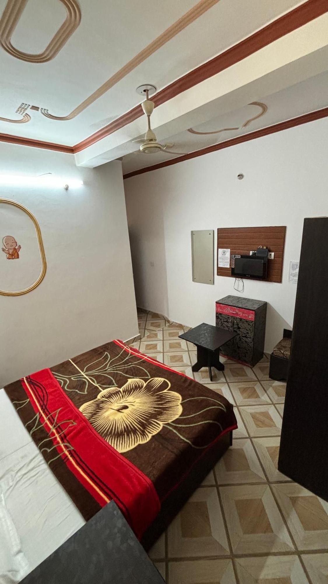 Sattva Cafe And Motel Rishīkesh Екстериор снимка